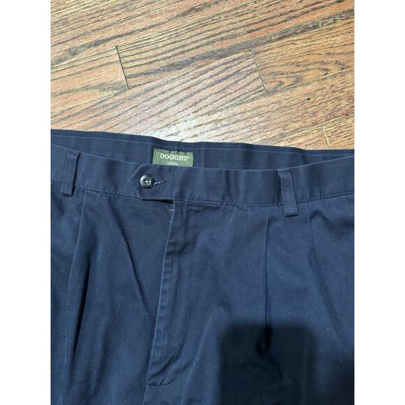 Dockers Pants Mens 38x32 Navy Relaxed Khaki Pleated Front Very Nice - Picture 3 of 5
